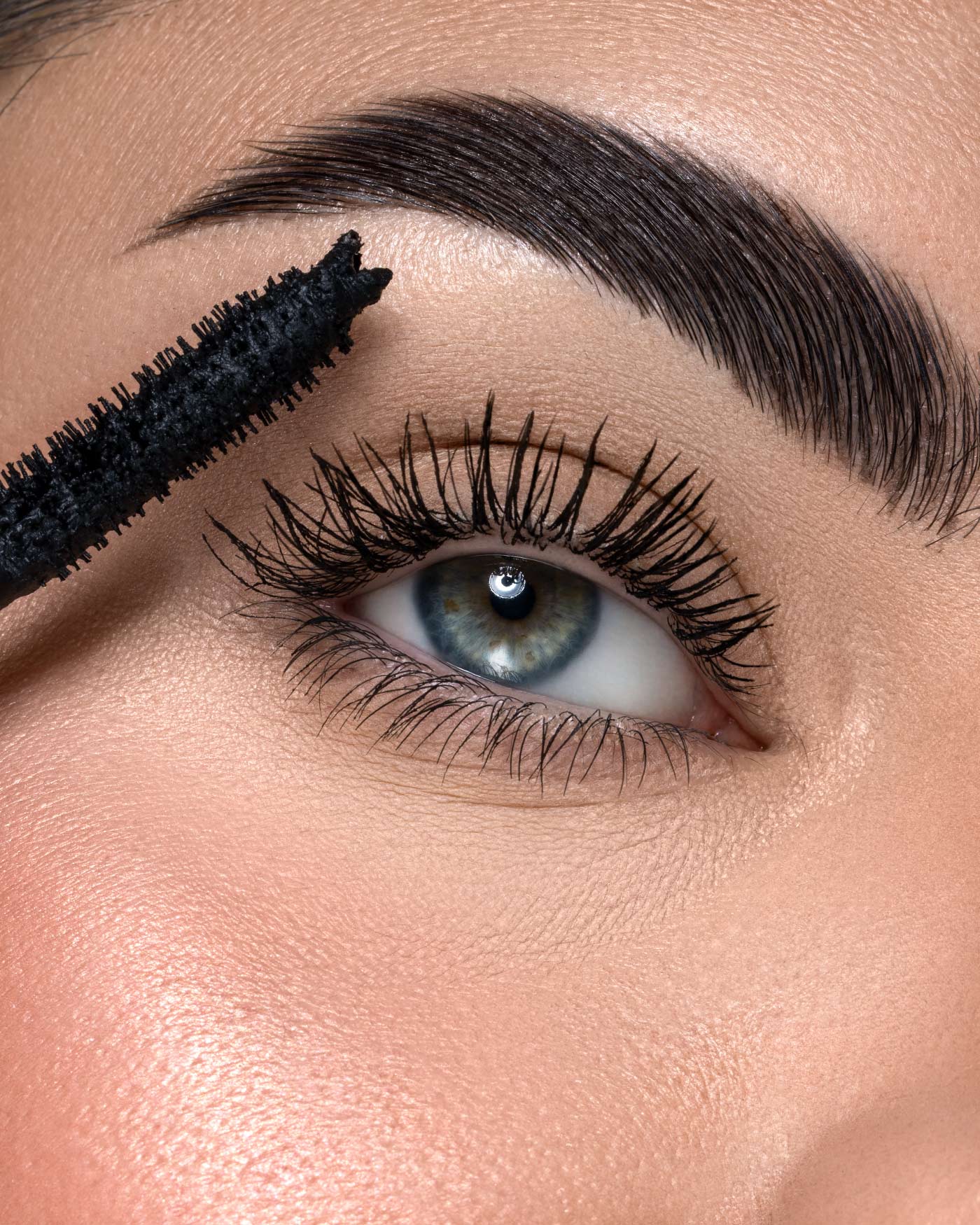 THE UNIVERSAL VOLUME MASCARA 24H - 01 - Black - Astra Make-Up