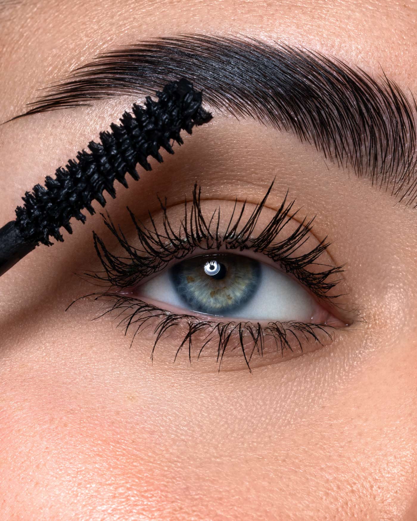 THE UNIVERSAL VOLUME MASCARA WATERPROOF - Mascara - Astra Make-Up